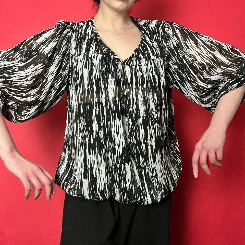 Loose flowy abstract shirt ๐ค๐คโโโโโโโโโโโโโโโโ - Picture 3 of 5